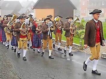 Festparade zum Festplatz am Freitagabend.   Foto: Heike Sch&uuml;lein