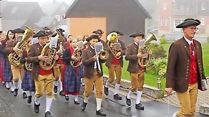 Festparade zum Festplatz am Freitagabend.   Foto: Heike Sch&uuml;lein