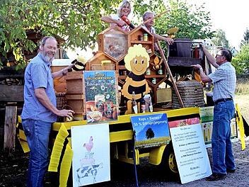 Einen Blick auf die Arbeit ihres Motivwagens "rund um die Bienen" gaben schon Mitglieder des Imkervereins Kirchlauter mit Vors. Peter Kirchner (rechts). Foto: Günther Geiling