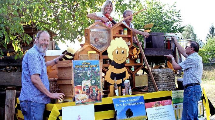 Einen Blick auf die Arbeit ihres Motivwagens "rund um die Bienen" gaben schon Mitglieder des Imkervereins Kirchlauter mit Vors. Peter Kirchner (rechts). Foto: Günther Geiling