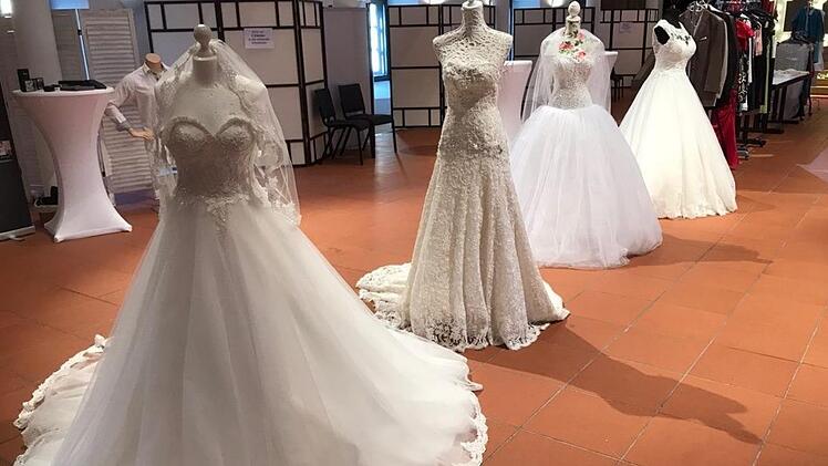 65 Brautkleider wurden beim "After Wedding Sale" in Haßfurt präsentiert. Sebastian Sahlender