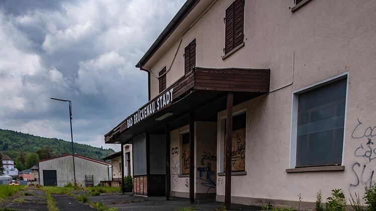 Von außen: Der Bahnhof Bad Brückenau wurde bis zum Jahr 1988 regulär von Personenzügen angefahren. Foto: Jürgen Hüfner