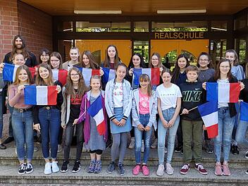 Die Schülerinnen der Realschule und des Gymnasium werden die jungen Handballer aus Frankreich aufnehmen. Foto: Markus Brust