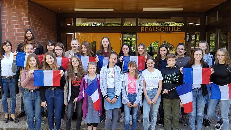 Die Schülerinnen der Realschule und des Gymnasium werden die jungen Handballer aus Frankreich aufnehmen. Foto: Markus Brust