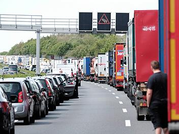 A6 bei Aurach: Auto &uuml;berschl&auml;gt sich mehrfach