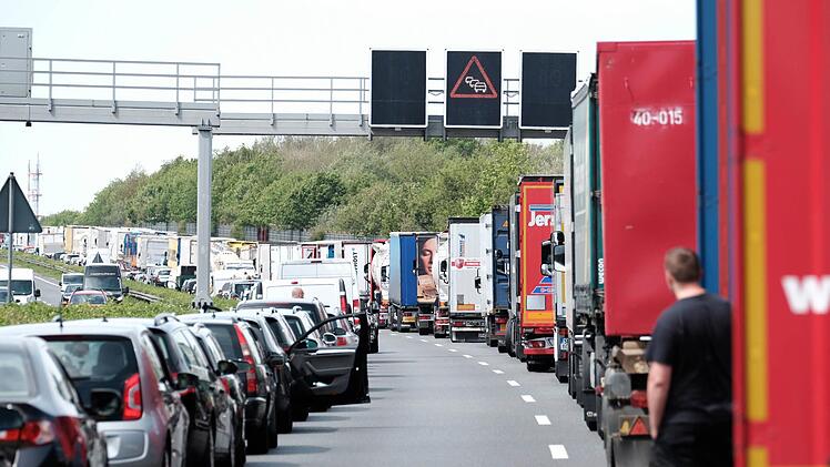 Autos bilden auf der A9 Richtung Nürnberg im Stau eine Rettungsgasse. Auf der A6 kam es kürzlich wieder einmal zu chaotischen Szenen nach einem Unfall. Symbolfoto: Sina Schuldt/dpa