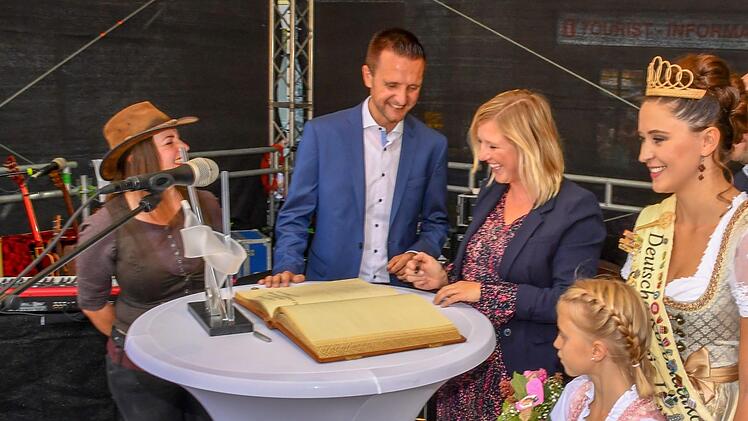 Schirmherring Claudia Koreck durfte sich ins Goldene Buch der Stadt eintragen.