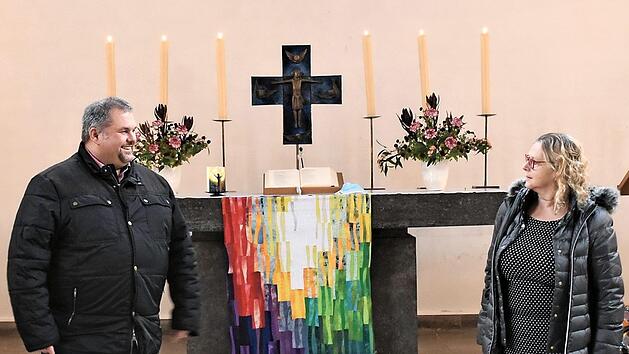 Nachfolge mit Abstand, aber herzlich: Christine Unger verabschiedete sich als Leiterin des Diakonie-Seniorenzentrums in Ebern in den Ruhestand und übergab die Leitung offiziell an Stefan Dünkel.  Foto: Ute Nickel