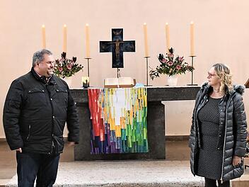 Nachfolge mit Abstand, aber herzlich: Christine Unger verabschiedete sich als Leiterin des Diakonie-Seniorenzentrums in Ebern in den Ruhestand und &uuml;bergab die Leitung offiziell an Stefan D&uuml;nkel.  Foto: Ute Nickel