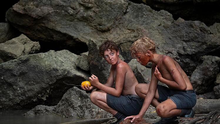 Simon (Ike Talbut, links) und Jack (Lox Pratt) besuchten vor dem Absturz eine Eliteschule.