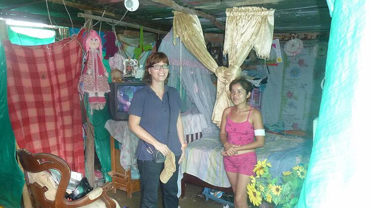 Während ihrer Tätigkeit für "Camino de La Esperanza" kam Silke Ledermann auch in die bescheidene Unterkunft dieser jungen Kolumbianerin. Die Frau muss ihre Kinder alleine erziehen. Ihr Mann sitzt im Gefängnis.  Foto: privat