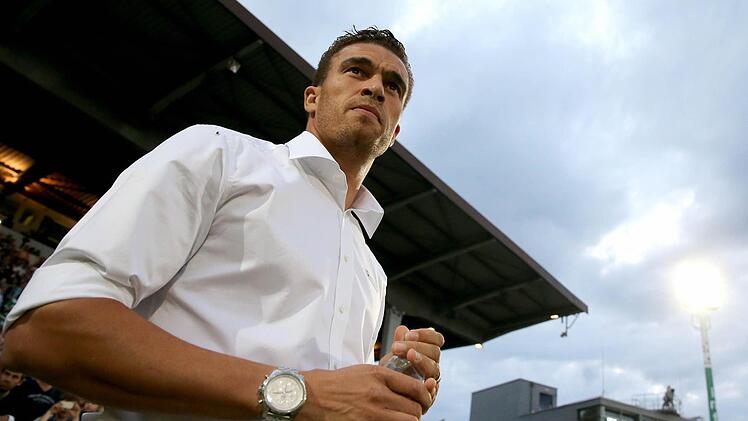 Der Nürnberger Trainer Valerien Ismael steht vor Spielbeginn am Spielfeldrand. Foto: Daniel Karmann/dpa