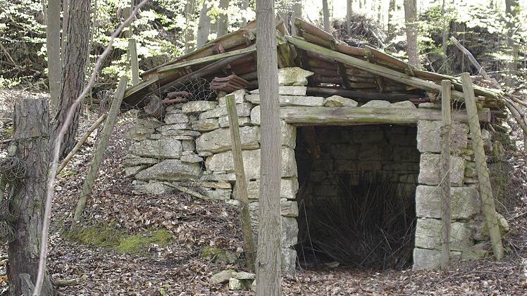 Die alten Weinberghütten waren Ziel der Wanderung. In diese Hütte im Trautlestal flohen Hammelburger während des Krieges vor Angriffen. Foto: Winfried Ehling