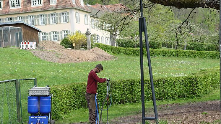Sebastian Roßbacher bei der Druckluft-Injektion neben der König-Ludwig-Eiche. Mit dieser Geo-Injektionstechnik, soll eine konsequente Bodenaufwertung erreicht werden.  Foto: Brigitta Kempe-Wolf
