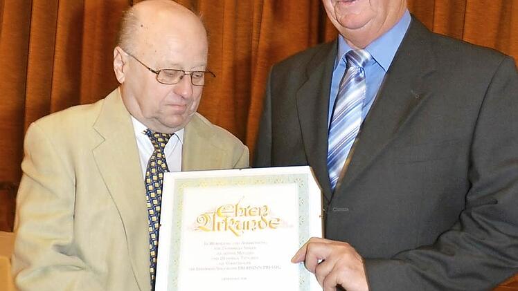 Gruppenleiter Rudi Räder (links) überreichte seinem Vorgänger Klaus Scherer die Ernennungsurkunde zum Ehrenvorsitzenden. Fotos: Karl-Heinz Hofmann