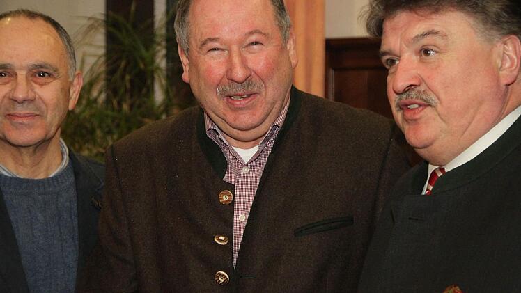Da strahlte auch Alfred Kolenda (Mitte), als er die Glückwünsche von Landrat Klaus Peter Söllner (rechts) und Marktleugasts Bürgermeister Franz Uome entgegen nahm.