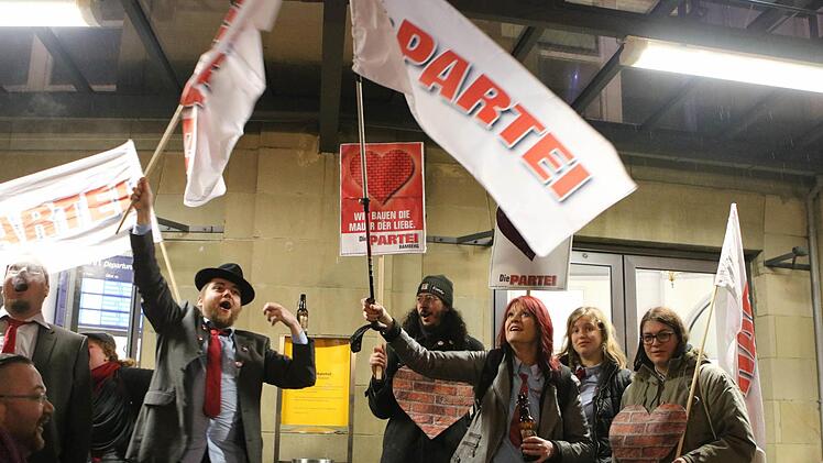 Kundgebung der Partei "Die Partei" am Coburger Bahnhof.Foto: Jochen Berger