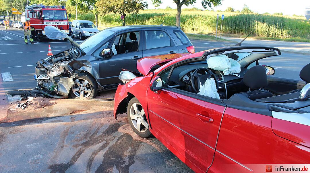 Frontalcrash zweier Pkw im Kreuzungsbereich - Beide Fahrerinnen schwer verletzt