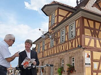 Die beiden Autoren Manfred Welker (rechts) und Gotthard Lohmaier vor dem historischen Anwesen in der Hauptstraße 71, früher Brauerei Zimmerer, später Polster. Auch heute beherbergt das Gebäude ein Lokal.  Foto: Bernhard Panzer