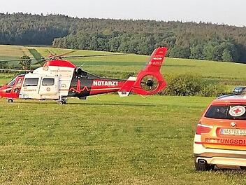 Bei einem Flugunfall ist ein 63 Jahre alter Pilot am Freitagabend am Flugplatz Sendelbach schwer verletzt worden. Nach Erstversorgung durch das Team eines BRK-Rettungswagens und eines Notarztes wurde der Mann mit einem Intensivtransporthubschrauber ins Unfallkrankenhaus Bayreuth geflogen. Foto: Michael Will/BRK