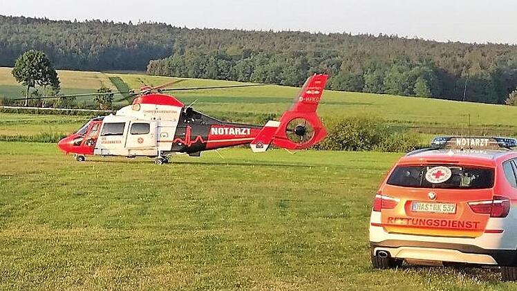 Bei einem Flugunfall ist ein 63 Jahre alter Pilot am Freitagabend am Flugplatz Sendelbach schwer verletzt worden. Nach Erstversorgung durch das Team eines BRK-Rettungswagens und eines Notarztes wurde der Mann mit einem Intensivtransporthubschrauber ins Unfallkrankenhaus Bayreuth geflogen. Foto: Michael Will/BRK