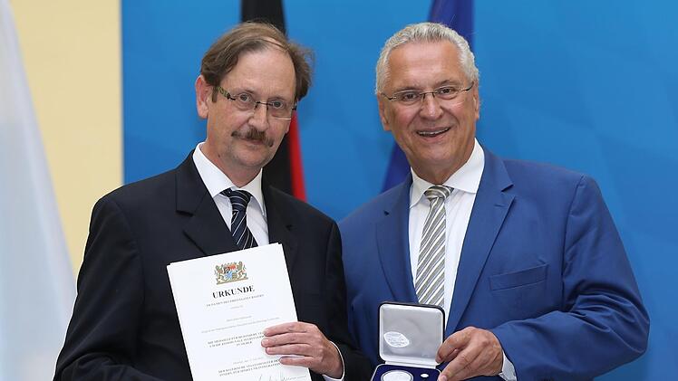 Peter Schmauser (links) wurde  von Bayerns Innenminister Joachim Herrmann mit der  Kommunalen Verdienstmedaille ausgezeichnet.Sammy Minkoff