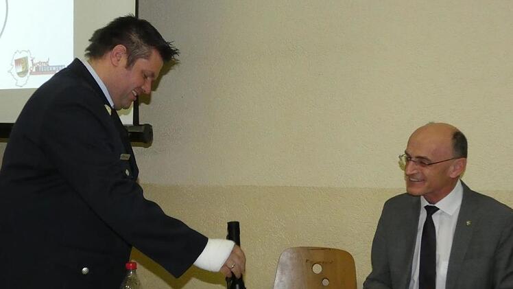 Johannes Krines übergab an Landrat Wilhelm Schneider eine leistungsfähige Taschenlampe als kleines Gastgeschenk.