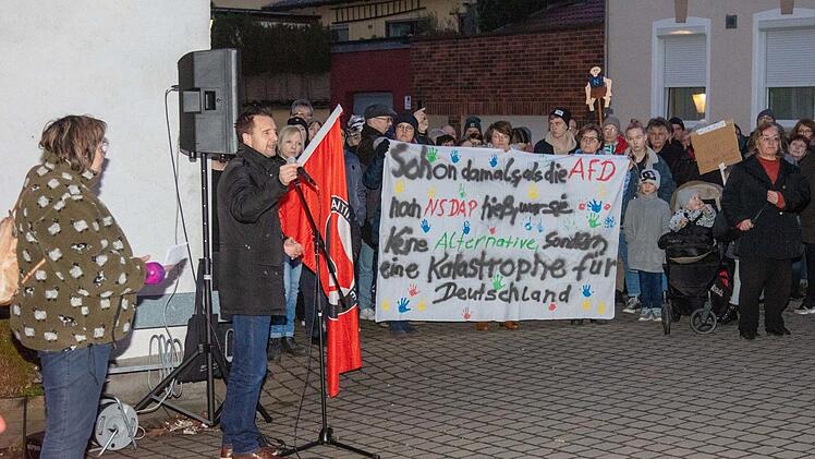 Pfarrerin Anne Salzbrenner (von links) und Bürgermeister Andreas Hügerich wandten sich an die rund 500 Teilnehmer der Kundgebung.Klaus Gagel