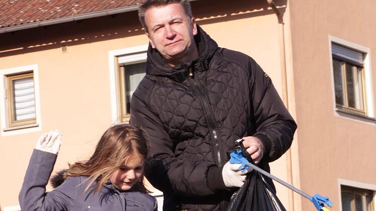 Amy und Torsten Albrecht waren zusammen spazieren und haben ebenfalls Müll eingesammelt.    Foto: Yannick Hupfer