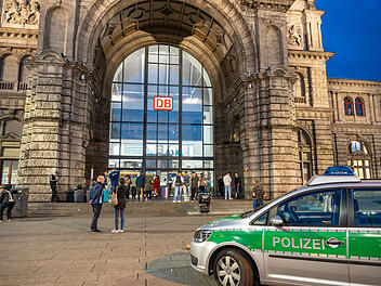 Mehrere Verletze bei Massenschlägerei vor Nürnberger Hauptbahnhof - Mann schlägt mit Staubsauger-Teil zu Mehrere Verletze bei Massenschlägerei vor Nürnberger Hauptbahnhof - Mann schlägt mit Staubsauger-Teil zu