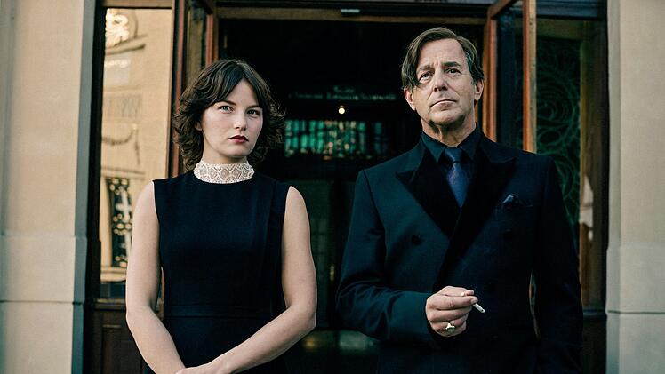 Jasmin Sterner (Devrim Lingnau) kennt den zweifelhaften Ruf, der dem Lebemann von Allmen (Heino Ferch) vorauseilt.