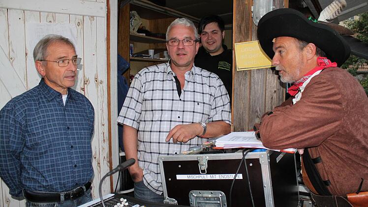 Räuberhauptmann spricht mit den Technikern.