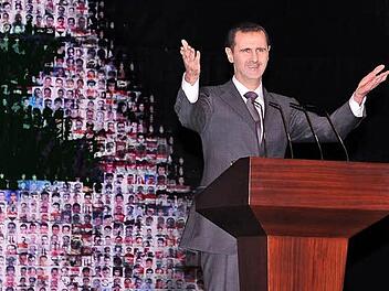 Syriens Präsident Assad ist erstmals seit Monaten wieder in der Öffentlichkeit aufgetreten. Verhandlungen mit den bewaffneten Rebellen schloss er bei seiner Rede in Damaskus aus. Foto: dpa
