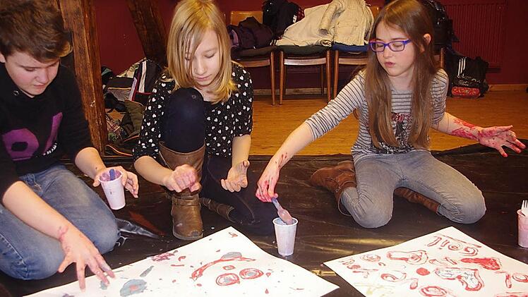 Danielle Wachter, Jasmin Müller und Alessa Wolf (von links) malen mit selbst gemachten Fingerfarben.