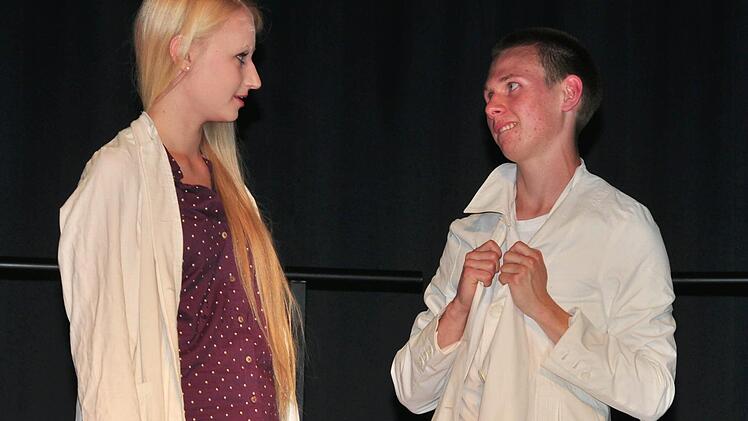 Eine verhängnisvolle Beziehung geht Rudolf (Lorenz Schneidmadel) mit Maika (Julia Ringer) ein. Beide Schüler faszinierten ihr Publikum durch ihre beeindruckende schauspielerische Aktion. Foto: ul