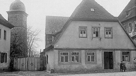 Das heutige Museumsgebäude samt dem Gänseturm, der heute den Museumshof begrenzt, um das Jahr 1900. Foto: Archiv