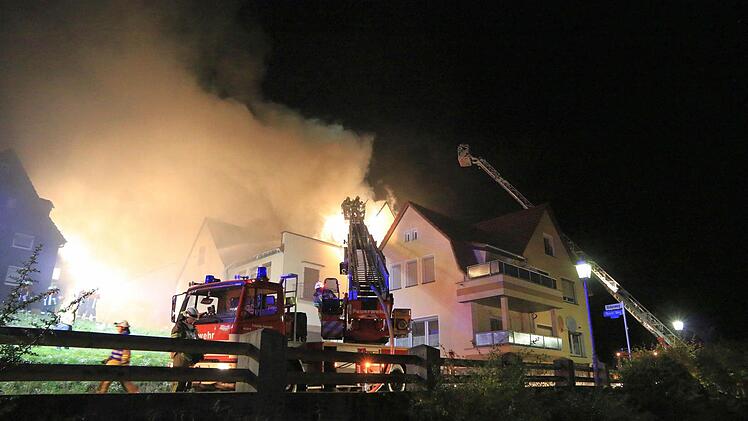 In Grub am Forst (Landkreis Coburg) brannte in der Nacht auf Montag ein Mehrfamilienhaus. Foto: Ferdinand Merzbach