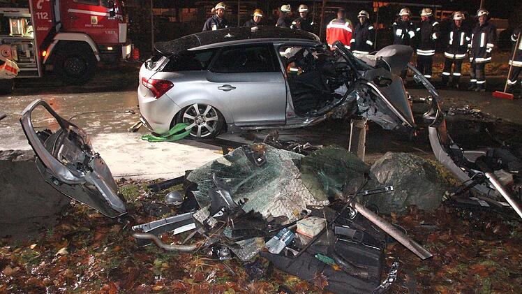 Der Unfallwagen. Im Vordergrund Trümmerteile.  Foto: Friedwald Schedel