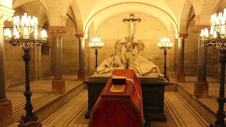 In diesem Raum der Koháry-Gruft ruhen Prinz August von Sachsen-Coburg und Gotha, seine Frau Clementine und - im roten Reisesarg - ihr Sohn, der einstige bulgarische Zar Ferdinand.  Foto: Ulrike Nauer