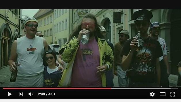 Bruno Barrique (Mitte) und die "Endlich Kerwa Band" fühlen mit den Sandkerwa-Fans in Bamberg. Screenshot: Youtube