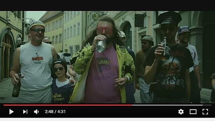 Bruno Barrique (Mitte) und die "Endlich Kerwa Band" fühlen mit den Sandkerwa-Fans in Bamberg. Screenshot: Youtube