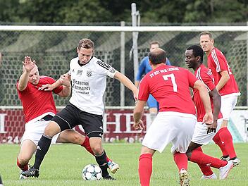 Der Pettstadter Tobias Lang (weißes Trikot) wird von Jonas Beck (l.) gefoult; die Aktion beobachten die Lisberger Timo Pflaum (Nr. 7), Cedric Betom A Nwatsok und Achim Pflaum (rechts hinten). Fotos: sportpress