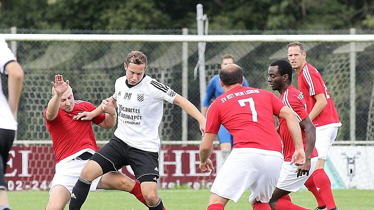 Der Pettstadter Tobias Lang (weißes Trikot) wird von Jonas Beck (l.) gefoult; die Aktion beobachten die Lisberger Timo Pflaum (Nr. 7), Cedric Betom A Nwatsok und Achim Pflaum (rechts hinten). Fotos: sportpress