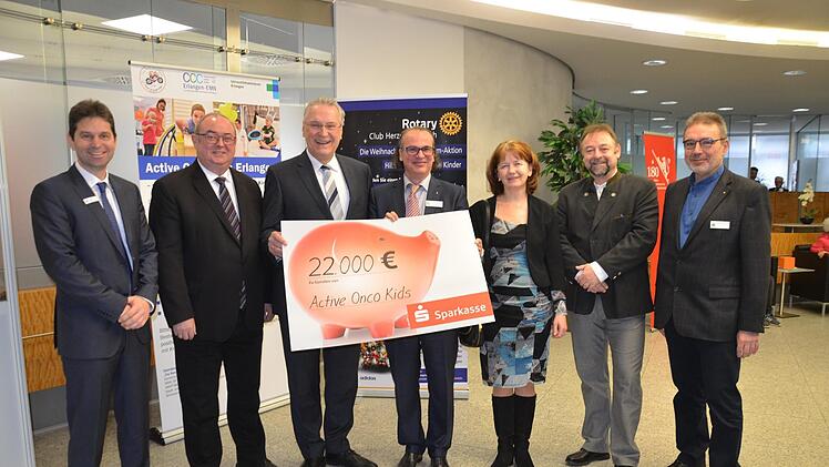 Scheck&uuml;bergabe in der  Sparkasse:  Die Herzogenauracher Rotarier f&ouml;rdern ein Projekt der Kinderkrebsklinik Erlangen. Fotos: Bernhard Panzer