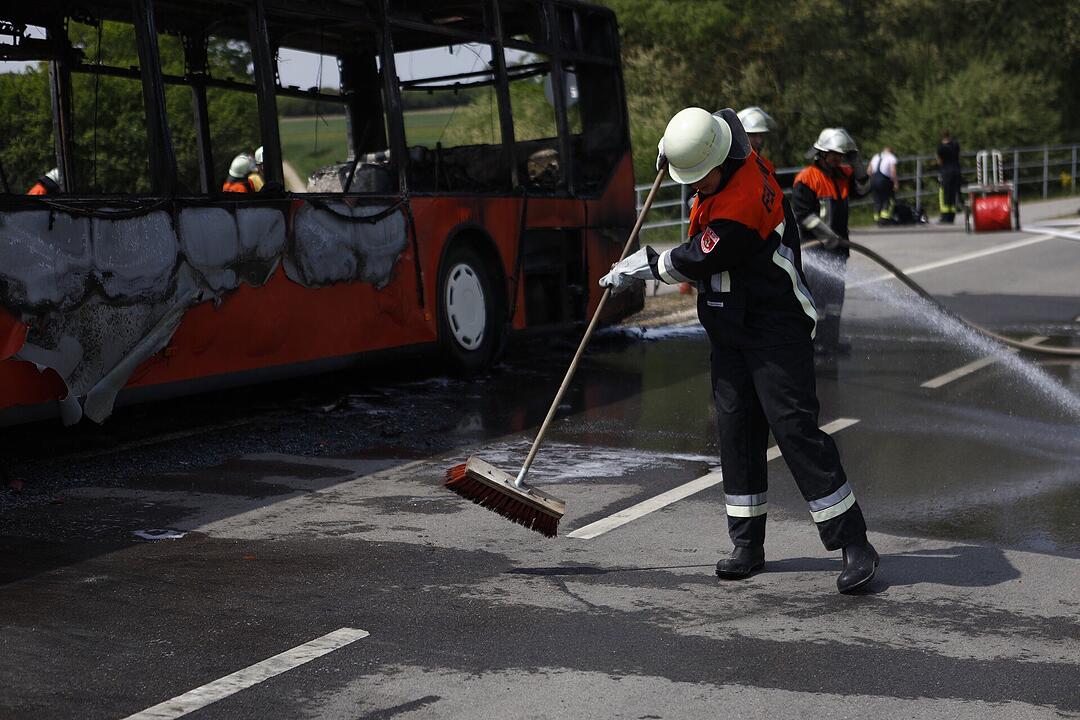 Mittelfranken: Vollbesetzter Schulbus fängt Feuer und brennt komplett aus