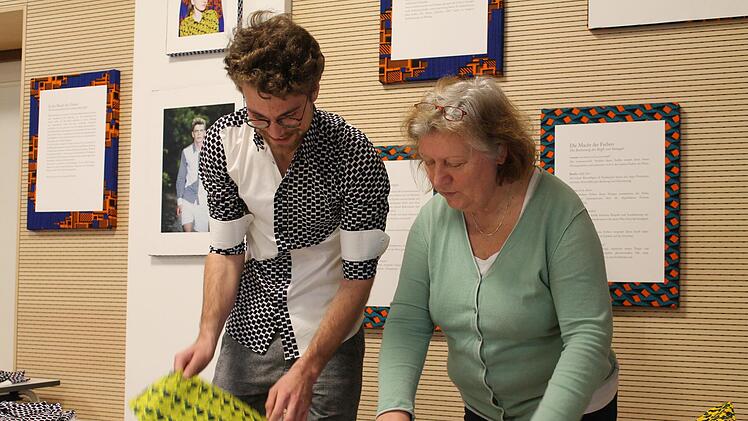 Die Muster der traditionellen Stoffe haben eine eigene Bedeutung, wissen Benedikt Rittger und Projektreferentin Gabi Kaulen. Foto: Mirjam Stumpf