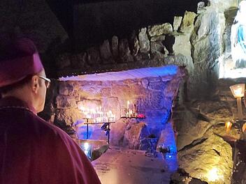 Die Lichterprozession am Ende der &ouml;kumenischen "Nacht der Lichter", an der auch Abt Urban Federer aus der schweizerischen Benediktinerabtei Einsiedeln teilgenommen hat. Foto: Harald Dorsch