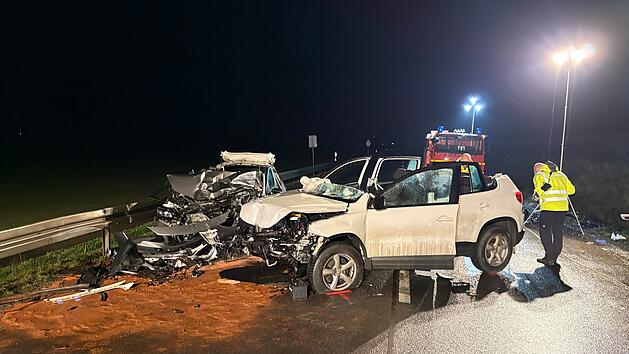 Mehrere Schwerverletzte bei Frontalzusammensto&szlig; auf Staatsstra&szlig;e