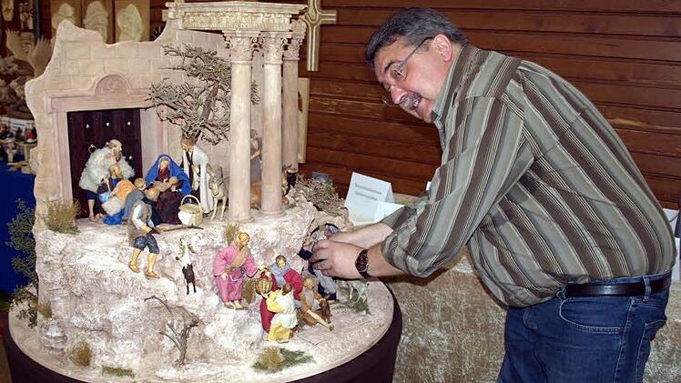 Ein wirklicher Künstler in seinem Fach ist Alfred Schmitt aus Zeyern. Hat er im vergangenen Jahr viele Figuren aus Modelliermasse gezeigt, so hat er dieses Mal eine Krippenlandschaft dazu gefertigt.