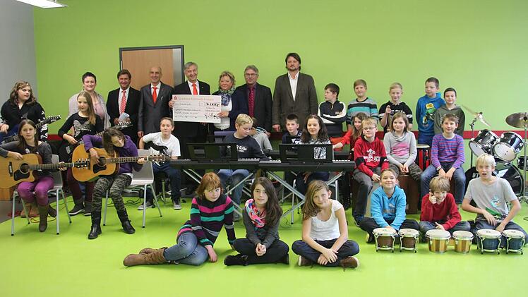 Die Bandklasse bei der Spendenübergabe Foto: Vanessa Schneider